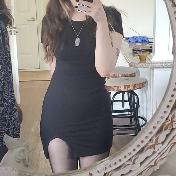 ✨️2FOR10✨️ Black tshirt dress with slit - Picture 1 of 1